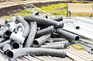 gros tuyaux de plomberie d'égout en plastique noir pour la construction de conduites d'eau ou d'égouts sur un chantier de construction pendant la réparation photo