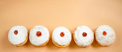 joyeux Hanoucca. dessert juif traditionnel sufganiyot. célébrer la fête du judaïsme. beignets avec de la confiture et du sucre en poudre. photo