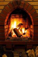 bois de chauffage et langues de feu dans la cheminée photo