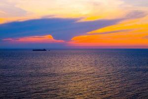 plage tropicale au beau coucher de soleil. silhoutte cargo nature fond photo