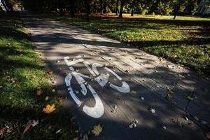 symbole de piste cyclable dans le parc d'automne. photo