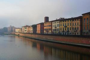 Brume matinale sur la rivière Arno, Pise, Italie