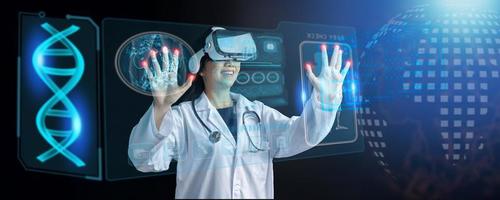 technologie de métaverse futuriste et mondiale de la santé médicale numérique, médecin portant le meilleur équipement de casque vr pour vérifier les organes internes du patient à l'écran, futur concept d'innovation photo
