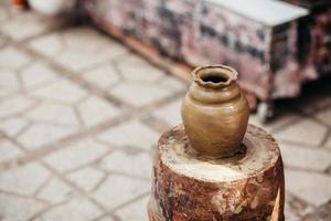 création de pot en argile vietnam traditionnel photo