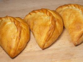 boulangerie nationale. une tarte au chou. tartes avec farce sur la table. cuisine des pays du monde. photo