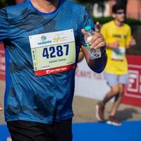 new delhi, inde - 16 octobre 2022 - course de semi-marathon vedanta delhi après covid dans laquelle les participants au marathon sont sur le point de franchir la ligne d'arrivée, semi-marathon de delhi 2022 photo