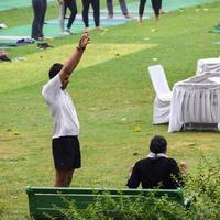 delhi, inde, 18 juin 2022 - jeune homme indien inspiré faisant des asanas de yoga dans le parc de jardin de lodhi, new delhi, inde. jeune citoyen exerçant à l'extérieur et debout dans la pose d'angle latéral de yoga photo