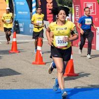 new delhi, inde - 16 octobre 2022 - course de semi-marathon vedanta delhi après covid dans laquelle les participants au marathon sont sur le point de franchir la ligne d'arrivée, semi-marathon de delhi 2022 photo