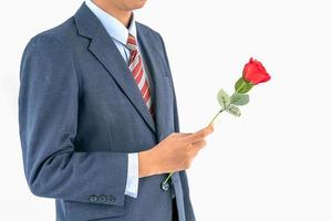 homme d'affaires en costume avec rose rouge sur blanc photo