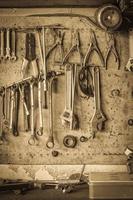 Ancienne étagère à outils contre un mur de style vintage photo