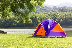 tente dôme camping au bord du lac photo