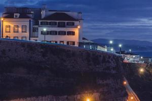 exposition longue nuit de bâtiments blanchis à la chaux sur la côte d'ericeira, portugal photo