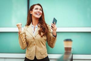 femme d'affaires heureuse après une réunion réussie photo