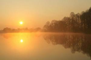 lever du soleil sur un lac brumeux