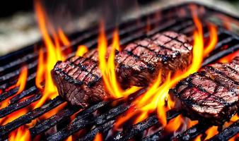 délicieux grillades fraîches gastronomiques sur le gril avec des flammes. photo