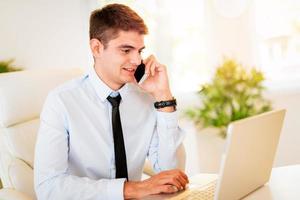 homme d'affaires au bureau photo