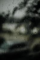 Macro photographie de gouttelettes d'eau sur verre clair