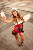 fille prenant un selfie en vacances
