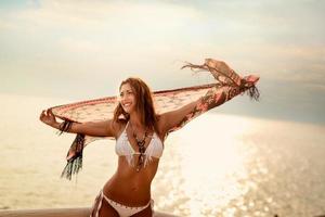 fille relaxante sur la plage photo