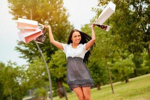 fille joyeuse avec des sacs à provisions photo