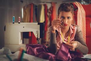 jeune femme tailleur couture photo