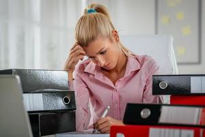 elle prend son travail très au sérieux photo