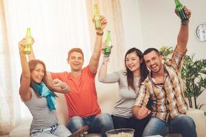 amis s'amusant et faisant la fête à la maison photo