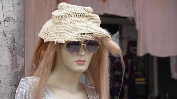 mannequin blanc portant un chapeau et des lunettes. photo