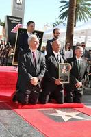 los angeles - 13 décembre - thomas rothman, dwayne johnson, leron gubler, officiels à la cérémonie des étoiles de dwayne johnson sur le hollywood walk of fame le 13 décembre 2017 à los angeles, ca photo