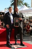 los angeles - 13 décembre - thomas rothman, dwayne johnson à la cérémonie des étoiles de dwayne johnson sur le hollywood walk of fame le 13 décembre 2017 à los angeles, ca photo