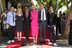 los angeles, 29 oct - simon helberg, melissa rausch, johnny galecki, kaley cuoco, jim parsons, kunal nayyar à l'étoile kaley cuoco sur le hollywood walk of fame au hollywood blvd le 29 octobre 2014 à los angeles, ca photo