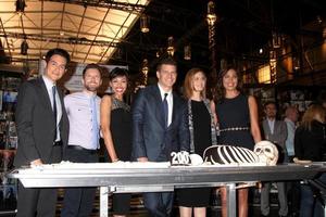 los angeles, 14 nov - john boyd, tj thyne, tamara taylor, david boreanaz, emily deschanel, michaela conlin à la célébration du gâteau du 200e spectacle des os au lot de studio renard le 14 novembre 2014 à century city, ca photo