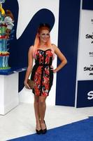 los angeles, 28 juillet - bonnie mckee arrive à la première des schtroumpfs 2 au théâtre du village le 28 juillet 2013 à westwood, ca photo