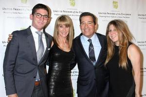 los angeles, 2 juin - ande rosenblum, bruce rosenblum, famille au dîner de remise des prix de l'anneau en laiton des amis unis des enfants à l'hôtel beverly hilton le 2 juin 2015 à beverly hills, ca photo