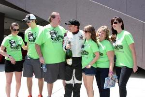 los angeles, 12 avril - brett davern, famille, amis au long beach grand prix pro celeb race day au long beach grand prix race circuit le 12 avril 2014 à long beach, ca photo