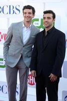 los angeles, 29 juillet - michael urie, david krumholtz arrive au cbs, cw et showtime 2012 summer tca party au parking adjacent de l'hôtel beverly hilton le 29 juillet 2012 à beverly hills, ca photo