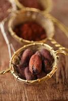 Les fèves de cacao dans de vieux tamis d'argent de style rustique photo