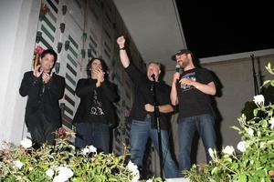 los angeles, 15 septembre - vert adam, joe lynch, tim sullivan, adam rifkin arrive à la première chillerama au cimetière hollywood pour toujours le 15 septembre 2011 à los angeles, ca photo