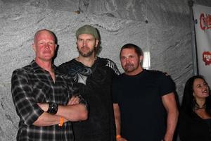 los angeles, 15 septembre - derek mears, tyler mane, kane hodder arrive à la première chillerama au cimetière hollywood pour toujours le 15 septembre 2011 à los angeles, ca photo