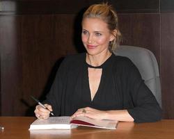 Los angeles, jan 16 - cameron diaz au cameron diaz signe le livre du corps à barnes et noble le 16 janvier 2014 à los angeles, ca photo