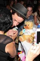 los angeles, 24 août - christian leblanc et fan qui lui ont offert des cadeaux d'anniversaire lors du dîner du fan club jeune et agité à l'hôtel sheraton universel le 24 août 2013 à los angeles, ca photo