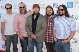 los angeles, 12 juin - le groupe zac brown arrive au groupe de l'industrie de la musique et du divertissement de la ville de l'espoir honore l'événement bob pittman au geffen contemporain à moca le 12 juin 2012 à los angeles, ca photo