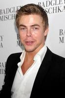 Los angeles, 2 - derek hough arrive à l'ouverture du magasin phare badgley mischka à badgley mischka sur rodeo drive le 2 mars 2011 à beverly hills, ca photo