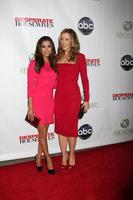 los angeles, 29 avril - eva longoria, felicity huffman arrive à la soirée de clôture des femmes au foyer désespérées à l'hôtel w hollywood le 29 avril 2012 à los angeles, ca photo