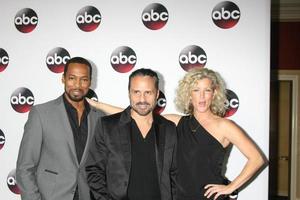 vlos angeles, jan 9 - anthony montgomery, maurice bernard, laura wright à la soirée disney abc tv 2016 tca à l'hôtel langham huntington le 9 janvier 2016 à pasadena, ca photo