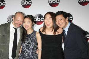 vlos angeles, jan 9 - jonathan slavin, krista marie yu, suzy nakamura, ken jeong à la soirée disney abc tv 2016 tca à l'hôtel langham huntington le 9 janvier 2016 à pasadena, ca photo