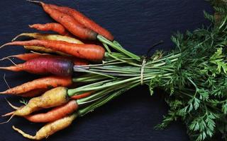 un tas de carottes colorées photo