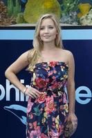 los angeles, 17 septembre - ashley white arrive à la première mondiale de warner bros de dolphin tale au regency village theatre le 17 septembre 2011 à westwood, ca photo