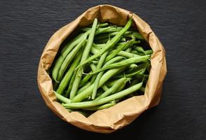 haricots verts dans un sac en papier brun photo