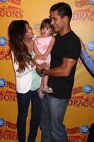 los angeles, 12 juil - courtney mazza, mario lopez et leur fille arrivent aux dragons présentés par ringling bros et barnum and bailey circus au Staples Center le 12 juillet 2012 à los angeles, ca photo